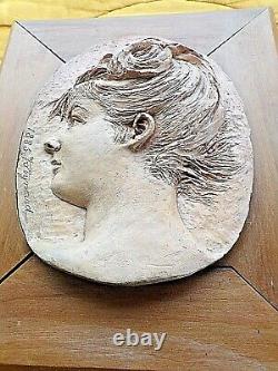 Ancien médaillon Art-Nouveau-terre cuite-1885-sur cadre-signé-portrait de femme