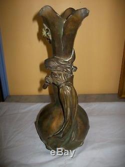 Ancien vase art nouveau en régule représentant femme avec fleur signé cahuzac