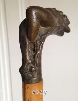 Ancienne Canne en bois et pommeau en métal en forme de femme nue Art nouveau