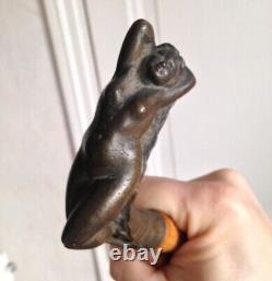 Ancienne Canne en bois et pommeau en métal en forme de femme nue Art nouveau