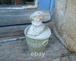 Ancienne bonbonnière bicolore en biscuit avec tete de femme chapeautée