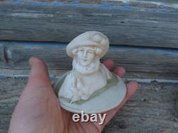Ancienne bonbonnière bicolore en biscuit avec tete de femme chapeautée