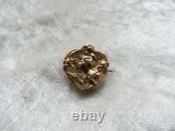 Ancienne broche Art Nouveau plaqué or FIX décor femme fleurs en forme de cour