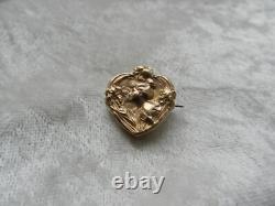 Ancienne broche Art Nouveau plaqué or FIX décor femme fleurs en forme de cour