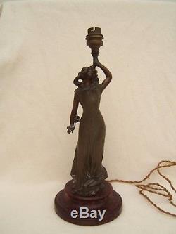 Ancienne lampe Art Nouveau en regule représentant une femme