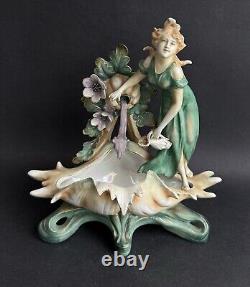 Ancienne statue porcelaine Art Nouveau nymphe femme à la fontaine DLG Mucha 1920