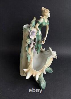 Ancienne statue porcelaine Art Nouveau nymphe femme à la fontaine DLG Mucha 1920