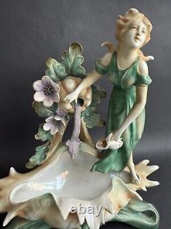 Ancienne statue porcelaine Art Nouveau nymphe femme à la fontaine DLG Mucha 1920