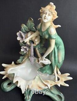 Ancienne statue porcelaine Art Nouveau nymphe femme à la fontaine DLG Mucha 1920