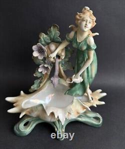 Ancienne statue porcelaine Art Nouveau nymphe femme à la fontaine DLG Mucha 1920