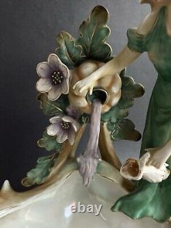 Ancienne statue porcelaine Art Nouveau nymphe femme à la fontaine DLG Mucha 1920