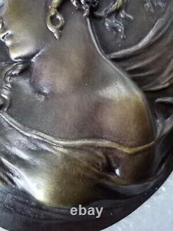 Art Nouveau T. Grand Bronze Bas Relief Ovale Figurant Une Jeune Femme Du XVIII