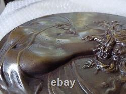 Art Nouveau T. Grand Bronze Bas Relief Ovale Figurant Une Jeune Femme Du XVIII