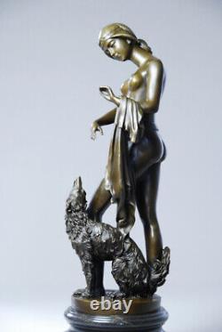 Art Nouveau sculpture en bronze signée Césaro Jeune femme nue au lévrier