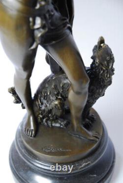 Art Nouveau sculpture en bronze signée Césaro Jeune femme nue au lévrier