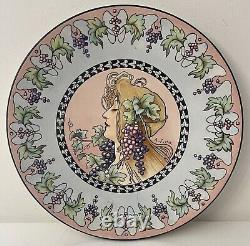 Art nouveau Plat décoratif signé A. J 1905 femme grappe de raisin vigne Hongrie