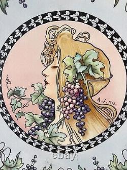 Art nouveau Plat décoratif signé A. J 1905 femme grappe de raisin vigne Hongrie