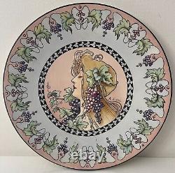 Art nouveau Plat décoratif signé A. J 1905 femme grappe de raisin vigne Hongrie