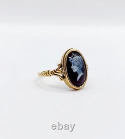 Bague art nouveau or 18k plaque émaillée violette au profil de jeune femme 1900