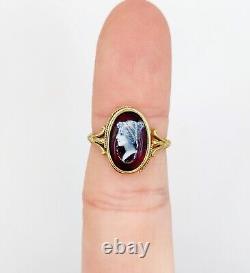 Bague art nouveau or 18k plaque émaillée violette au profil de jeune femme 1900