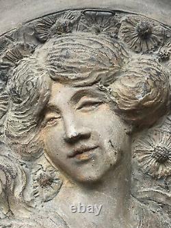 Bas-Relief Sculpture en Terre Cuite Patinée Femme Fleurs Art Nouveau Jugendstil