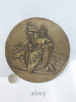 Bas-relief En Bronze figurant une femme tenant un bouclier et un lion