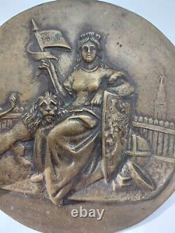 Bas-relief En Bronze figurant une femme tenant un bouclier et un lion