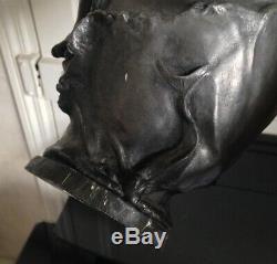 Beau Pichet Art nouveau en Etain représentant une femme signé Barye accidenté