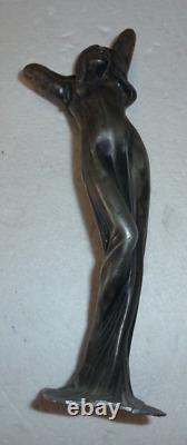 Belle femme à drapé mouillé d'époque art nouveau en métal argenté, typique 1900