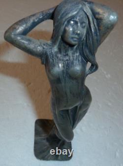 Belle femme à drapé mouillé d'époque art nouveau en métal argenté, typique 1900