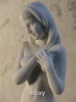 Belle sculpture en marbre reconstitué, femme nue de style Art Nouveau, h 38cm