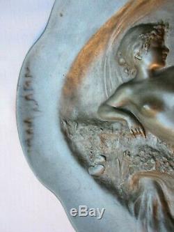 Coupe étain Art Nouveau Femme nue allongée au bord de l'eau signée L. ALLIOT