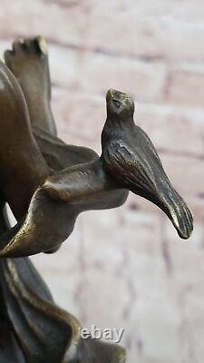 De Collection Style Art Nouveau Bronze Statue Élégant Femme Tenant Oiseau Mantle