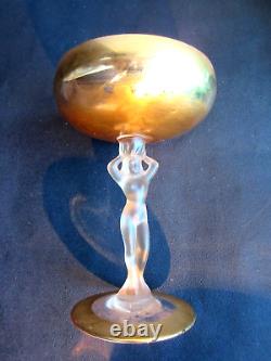 ¨Femme tenant une Coupe ronde sur pied, peinte à l'or fin, Art Nouveau / Déco