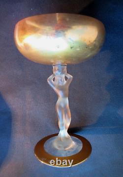 ¨Femme tenant une Coupe ronde sur pied, peinte à l'or fin, Art Nouveau / Déco