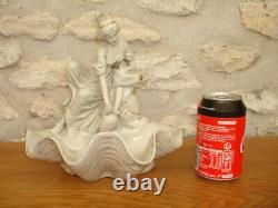 Grand vide-poche ancien, faience blanche Femme à la coquille D 23 x 23 x 18 cm