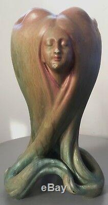 Gros vase Art Nouveau en grès émaillé visages de femme, céramique 1900 non signé