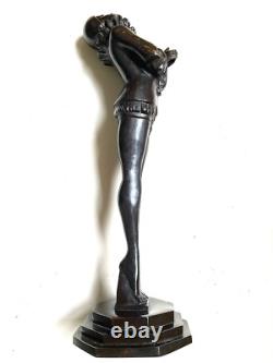 Important Pierrot Art Nouveau, statue en bronze de femme curiosa nu