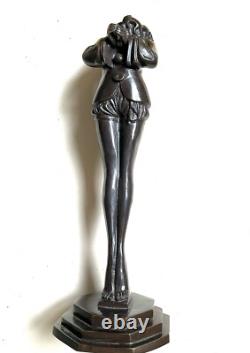Important Pierrot Art Nouveau, statue en bronze de femme curiosa nu