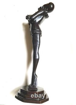 Important Pierrot Art Nouveau, statue en bronze de femme curiosa nu
