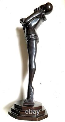 Important Pierrot Art Nouveau, statue en bronze de femme curiosa nu