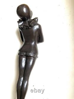 Important Pierrot Art Nouveau, statue en bronze de femme curiosa nu