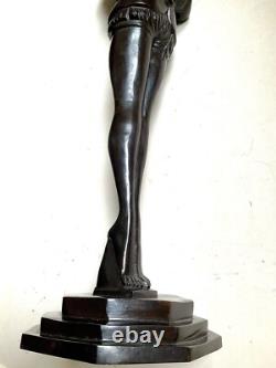 Important Pierrot Art Nouveau, statue en bronze de femme curiosa nu
