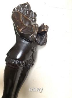 Important Pierrot Art Nouveau, statue en bronze de femme curiosa nu