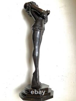 Important Pierrot Art Nouveau, statue en bronze de femme curiosa nu