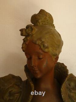 Jeune femme en buste d'époque art nouveau en régule patiné et marbre