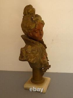Jeune femme en buste d'époque art nouveau en régule patiné et marbre