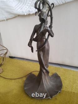 LAMPE A PETROLE ART NOUVEAU REGULE FEMME IRIS ErnestFERRAND TB RESERVOIR EMAILLE