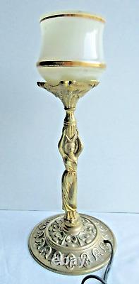 Lampe Art Nouveau, bronze doré, Femme tenant sur sa tête une lampe
