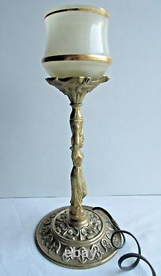 Lampe Art Nouveau, bronze doré, Femme tenant sur sa tête une lampe